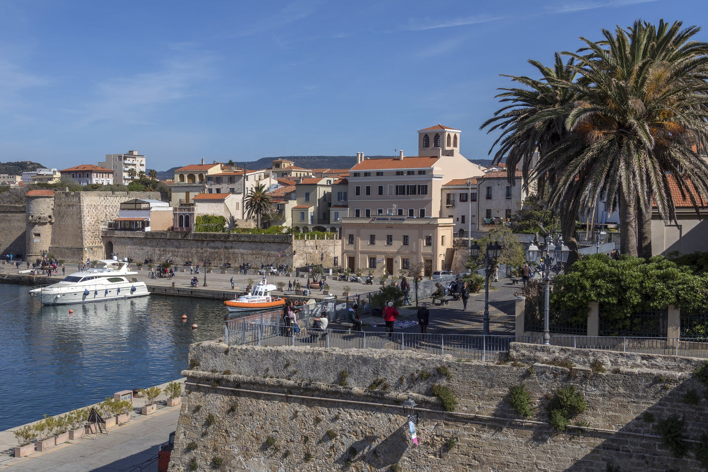 Aquatica Marina Club à Alghero, Italie – postes d’amarrage pour bateaux et vue sur le port de plaisance avec Eberths.com