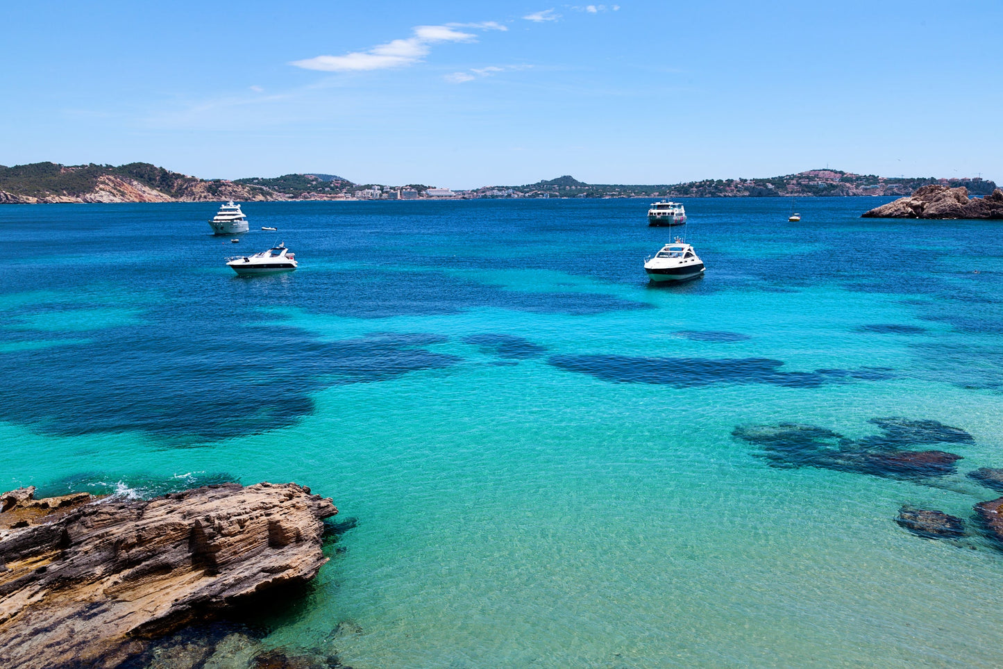 Boyas Cala Fornells, Fornells, Spagna: ormeggi per barche e vista sul porto turistico con Eberths.com