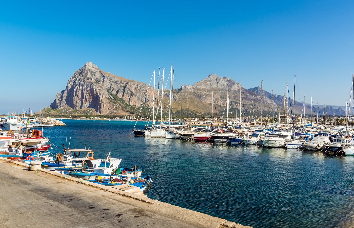 Circolo Nautico La Traina, San Vito Lo Capo, Italia: ormeggi e vista sul porto turistico con Eberths.com