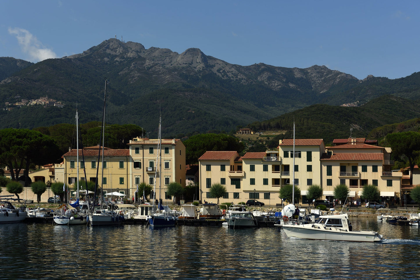 Circulo de vela Marciana Marina, Marciana Marina, Italia: ormeggi e vista sul porto turistico con Eberths.com