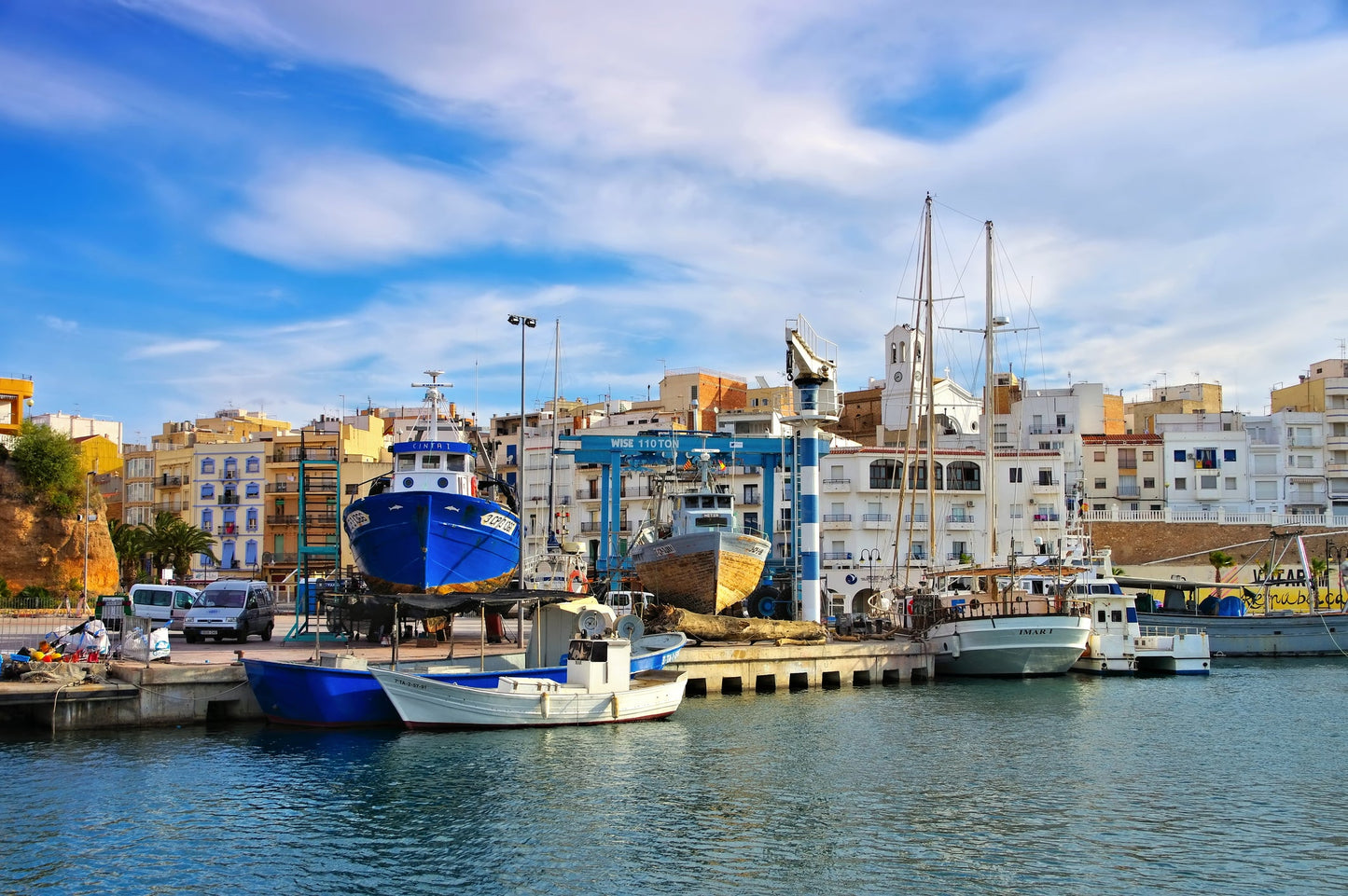 Club Nàutic Ampolla, L’Ampolla, España: amarres para barcos y vistas al puerto deportivo con Eberths.com