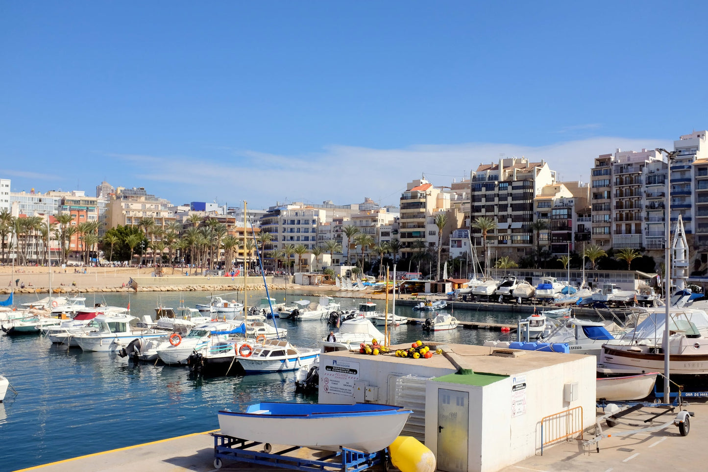 Club Náutico Benidorm, Benidorm, Spagna: ormeggi per barche e vista sul porto turistico con Eberths.com