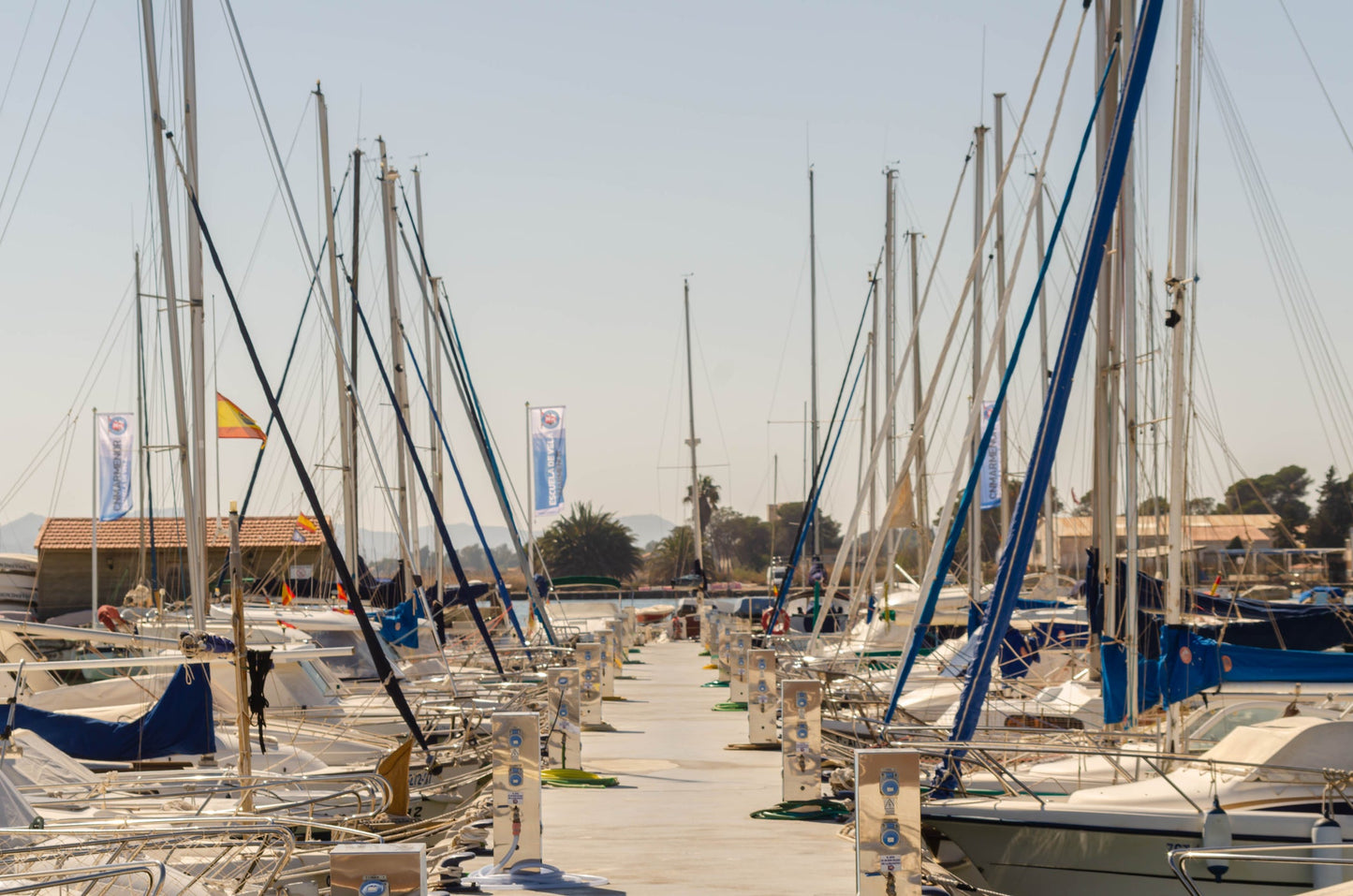 Club Náutico Mar Menor Los Alcázares, Los Alcázares: ormeggi e vista sul porto turistico con Eberths.com