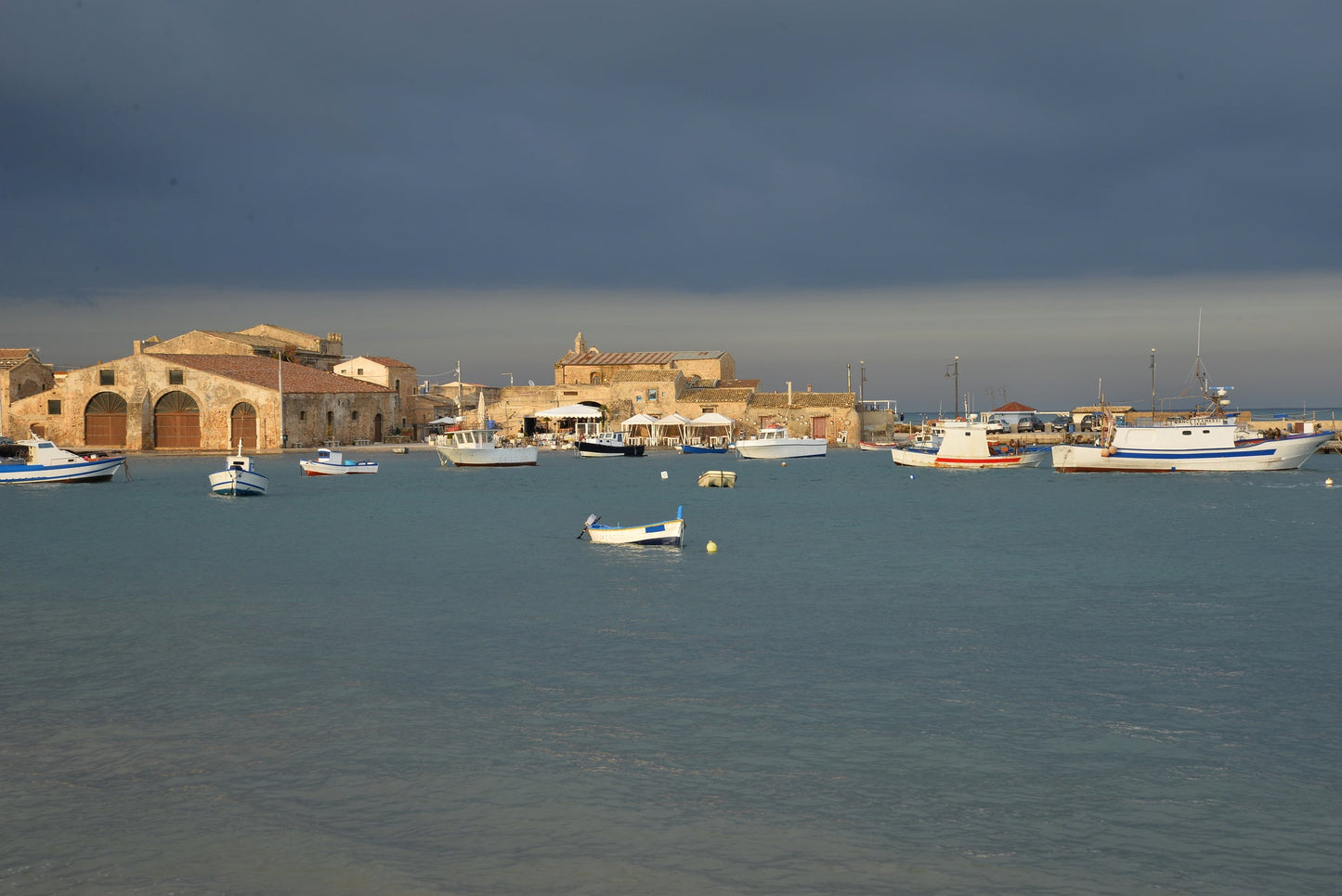 Club Nautico Marzamemi, Marzamemi, Sardegna: ormeggi per barche e vista sul porto turistico con Eberths.com