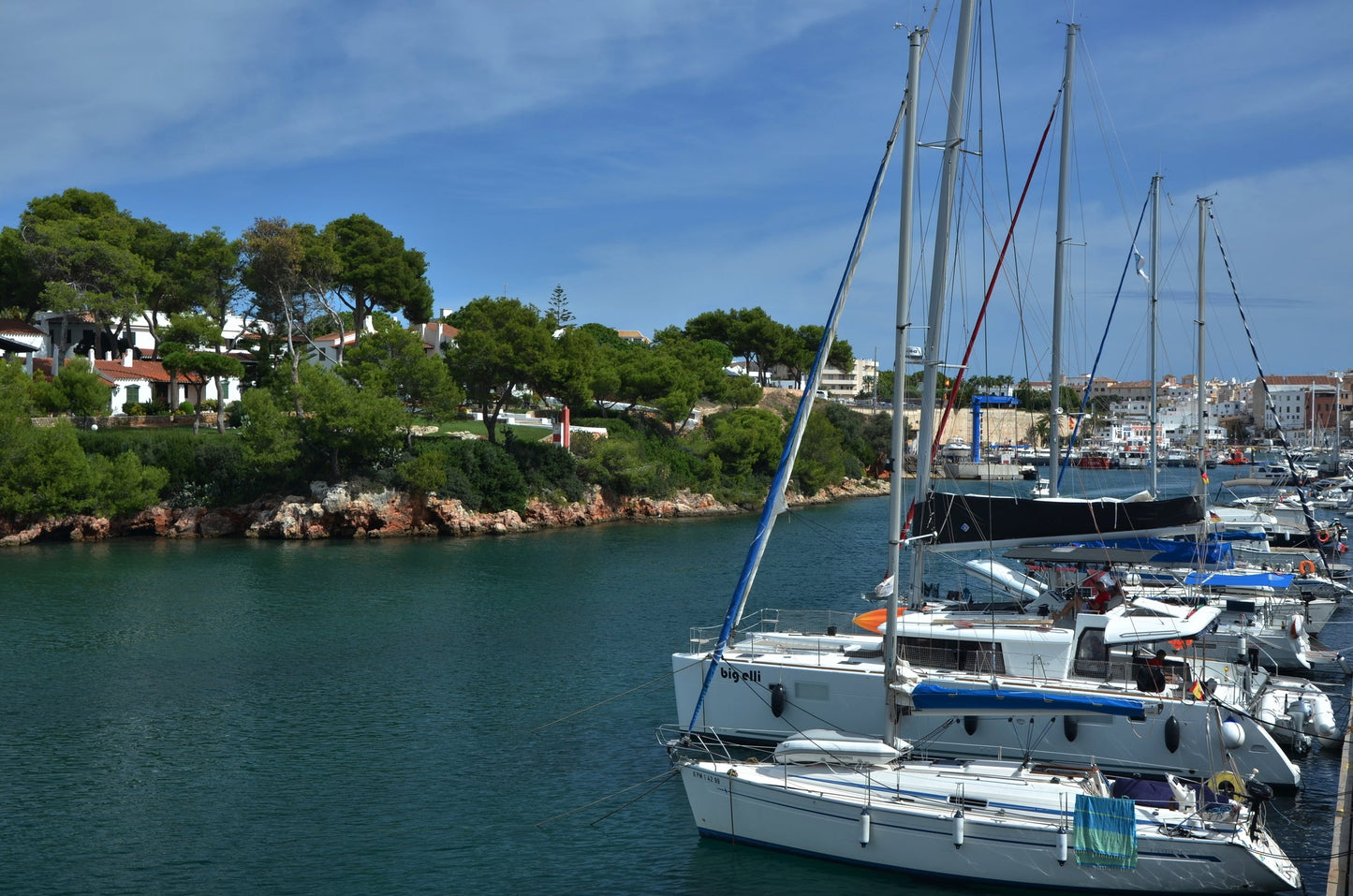 Club Náutico de Ciutadella, Ciutadella, Spagna: ormeggi e vista sul porto turistico con Eberths.com