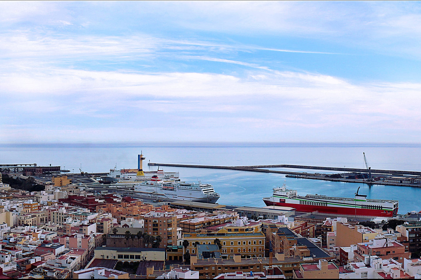 Club de Mar de Almería, Almería, Spagna: ormeggi per barche e vista sul porto turistico con Eberths.com