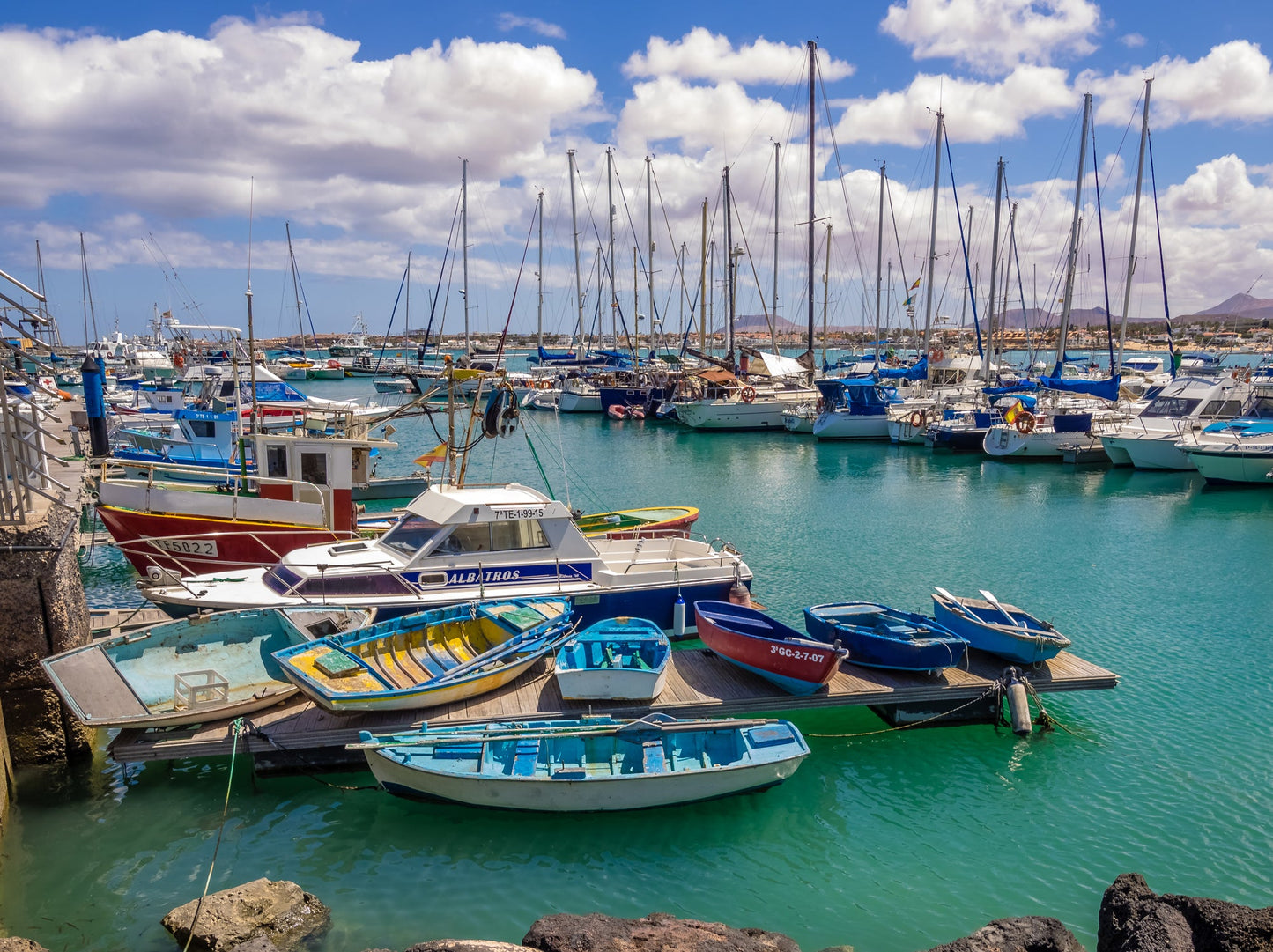 Corralejo Marina, La Oliva, Gran Canaria, Spagna: ormeggi e vista sul porto turistico con Eberths.com