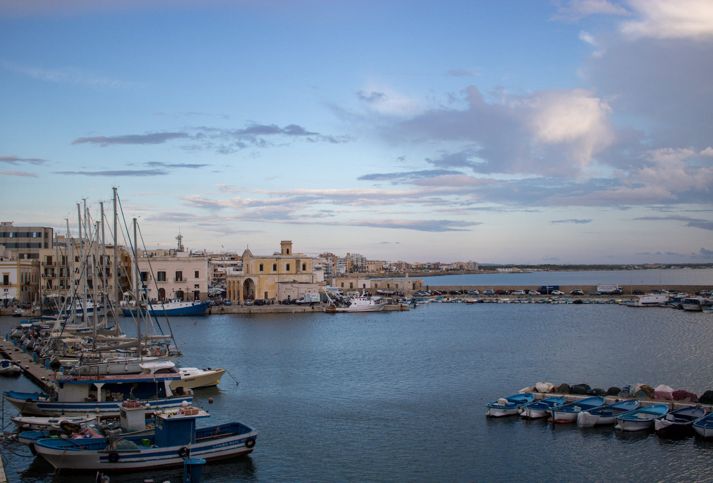 Dársena Fontanelle, Galípoli, Italia: amarres para barcos y vistas al puerto deportivo con Eberths.com