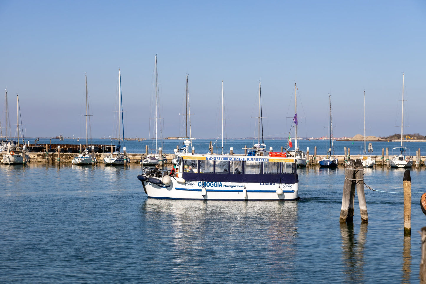 Darsena Mosella, Chioggia, Italia: ormeggi per barche e vista sul porto turistico con Eberths.com