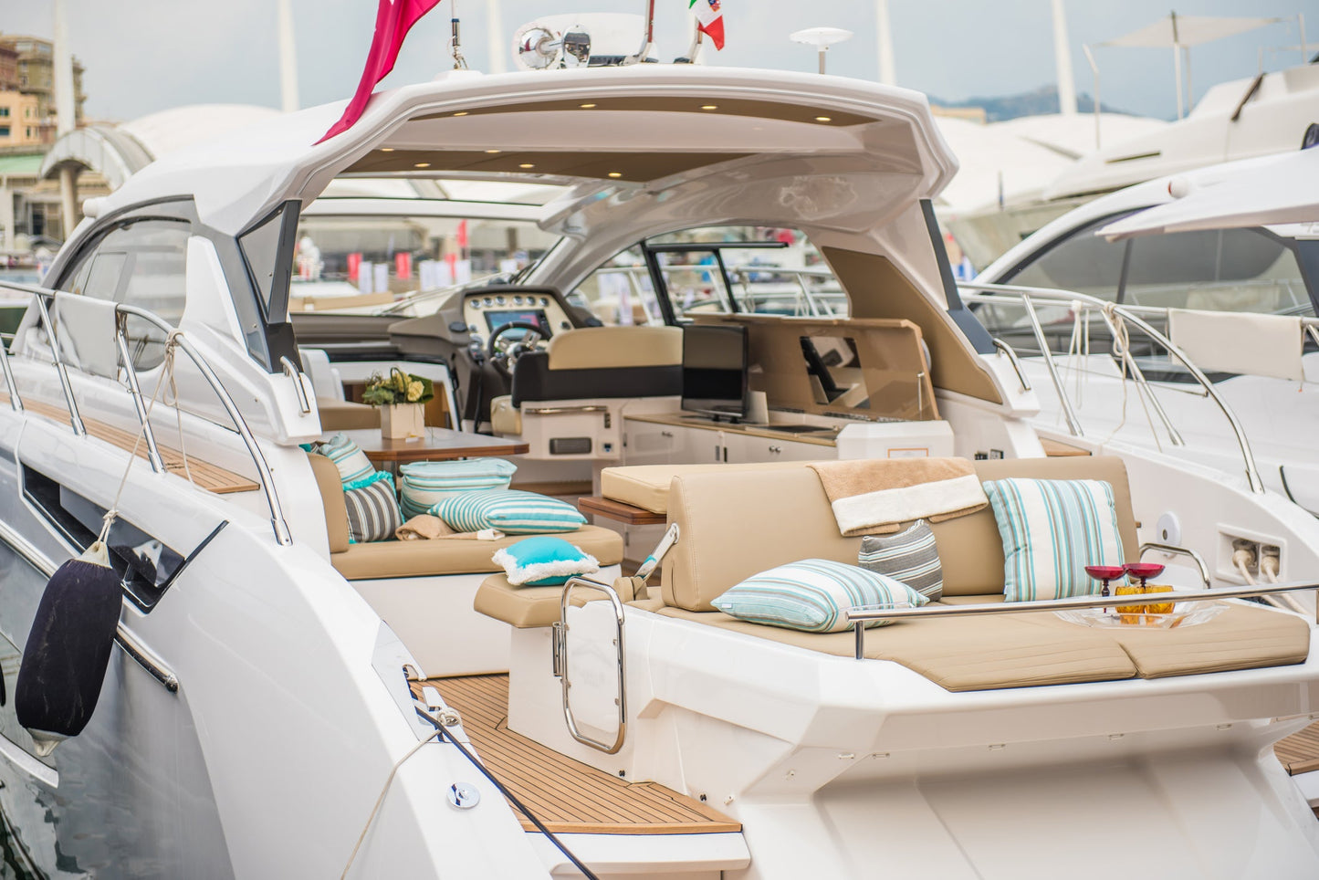 Club de Regatas Mar Menor, Los Urrutias, España: amarres y vistas al puerto deportivo con Eberths.com