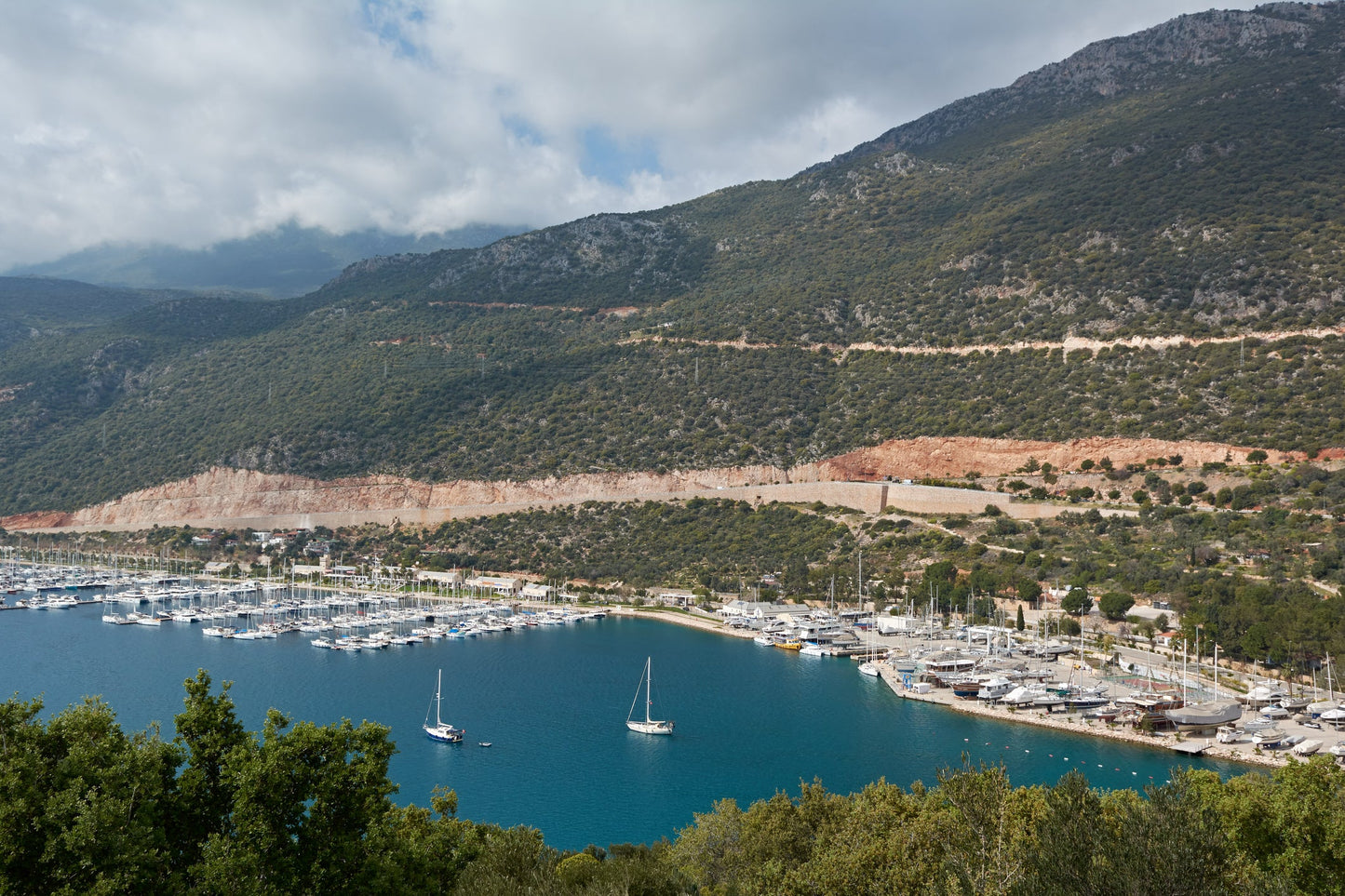 Puerto deportivo de Kaş, Turquía: amarres para barcos y vistas al puerto deportivo con Eberths.com