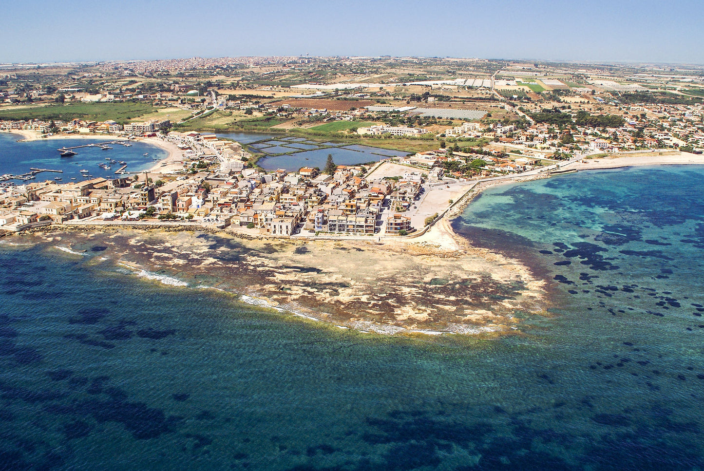 Marina La Balata, Marzamemi, Cerdeña, Italia: Amarres y vistas de la marina con Eberths.com