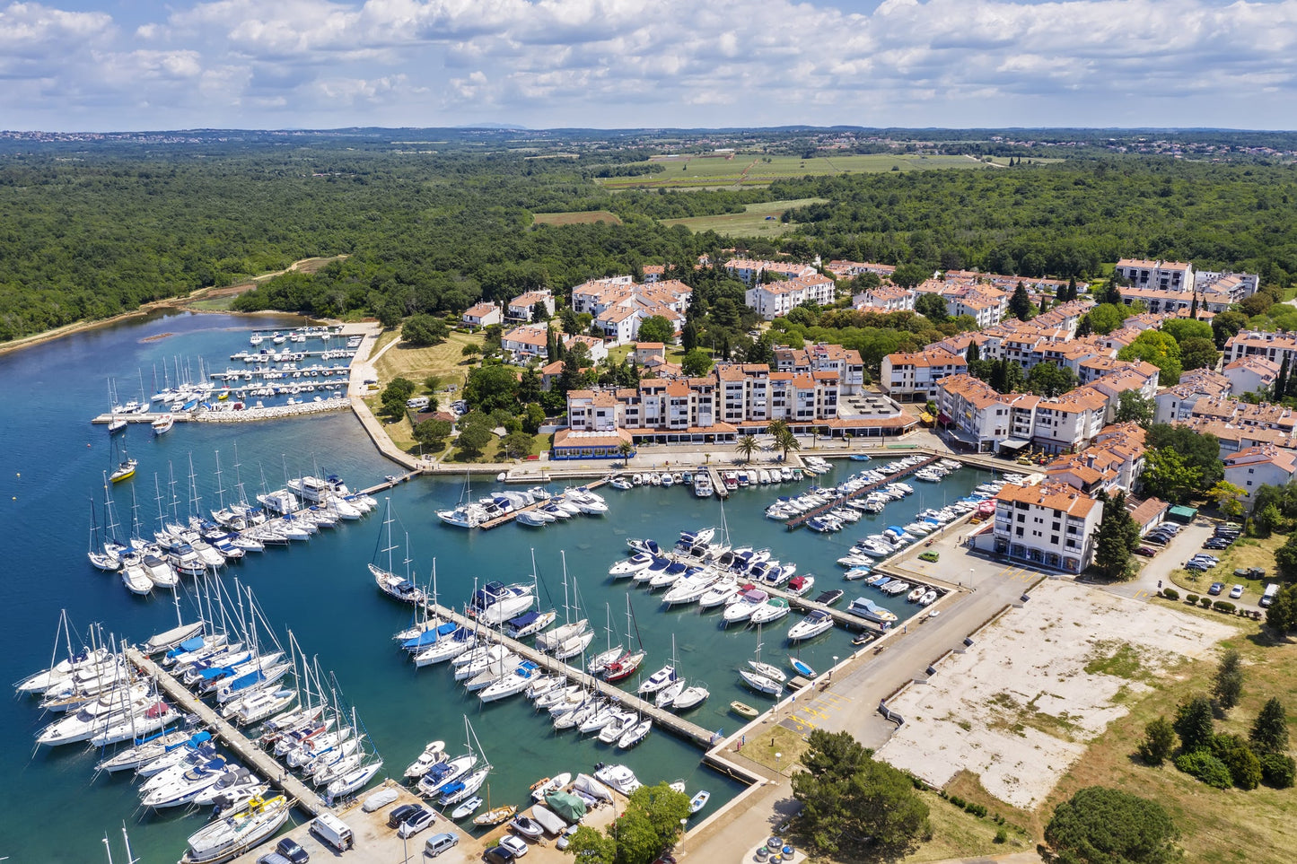 Marina Červar Porat, Červar Porat, Croacia: amarres para barcos y vistas al puerto deportivo con Eberths.com