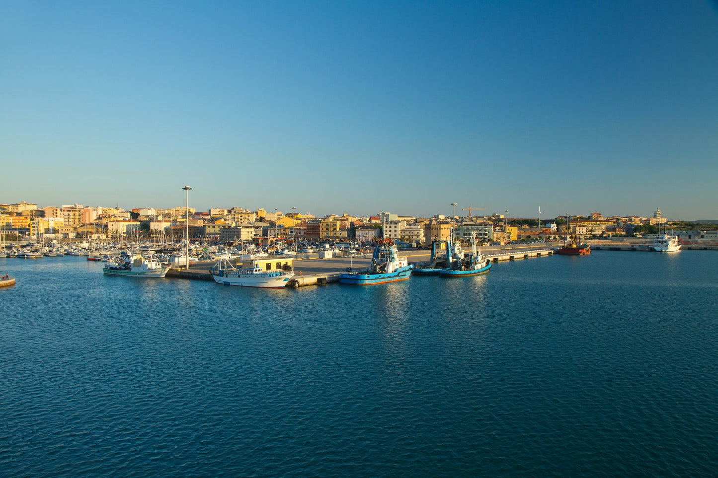Marina Cormorano, Porto Torres, Sardegna: ormeggi per barche e vista sul porto turistico con Eberths.com