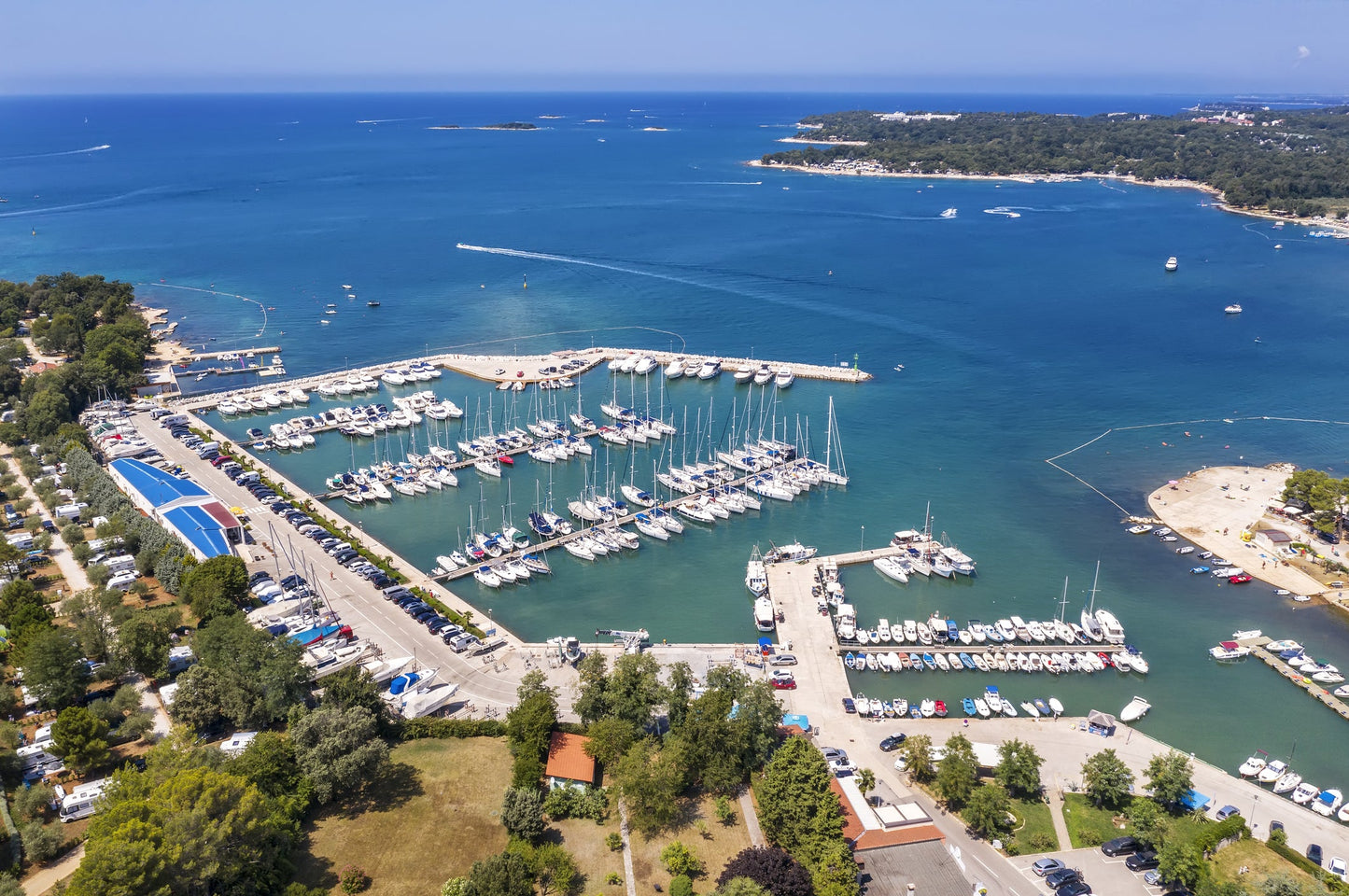 Marina Funtana, Funtana, Croazia: ormeggi per barche e vista sul porto turistico con Eberths.com