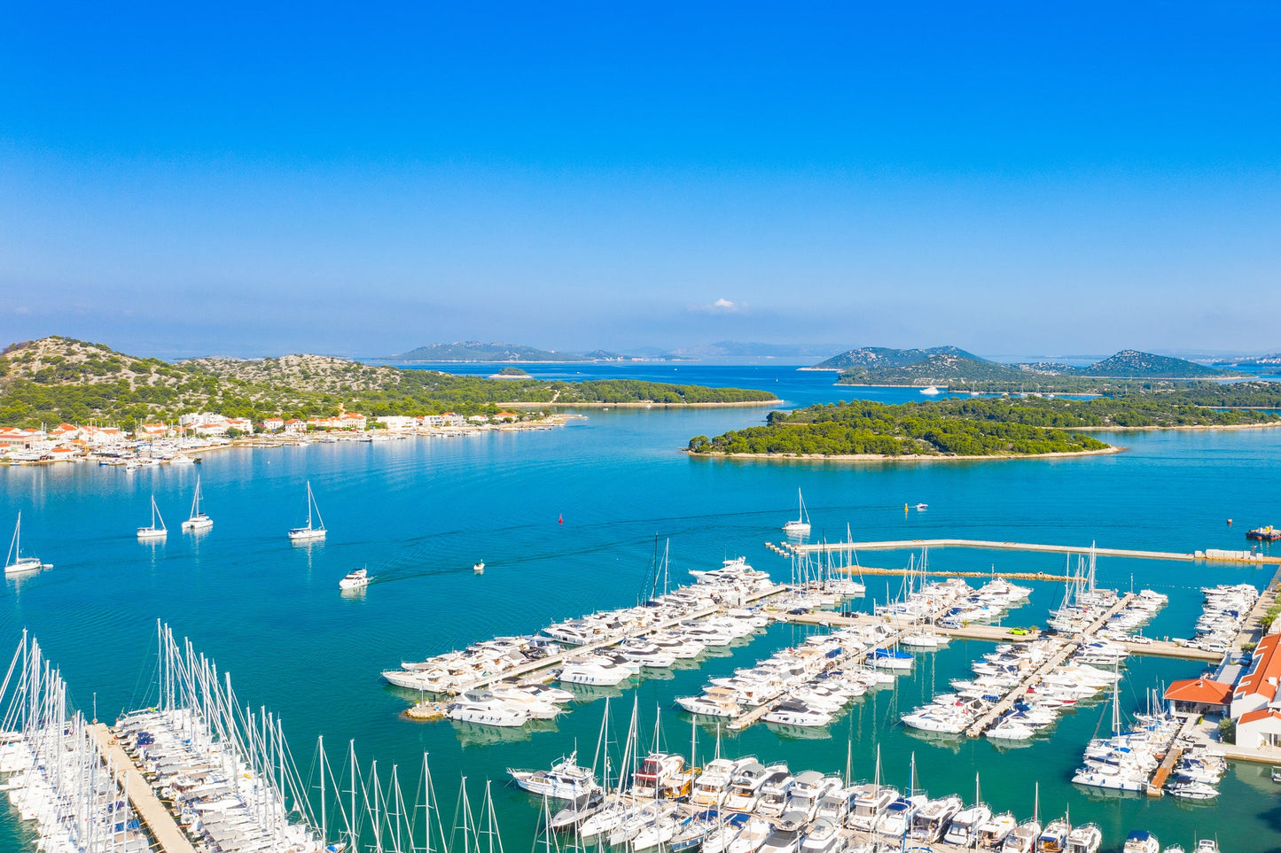 Marina Hramina, Murter, Croazia: ormeggi per barche e vista sul porto turistico con Eberths.com