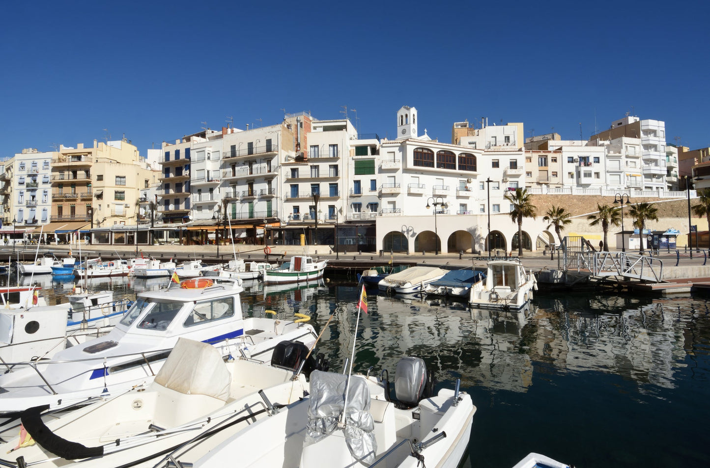 Marina Porto San Jordi, L´Ametlla de Mar, Spagna: ormeggi e vista sul porto turistico con Eberths.com