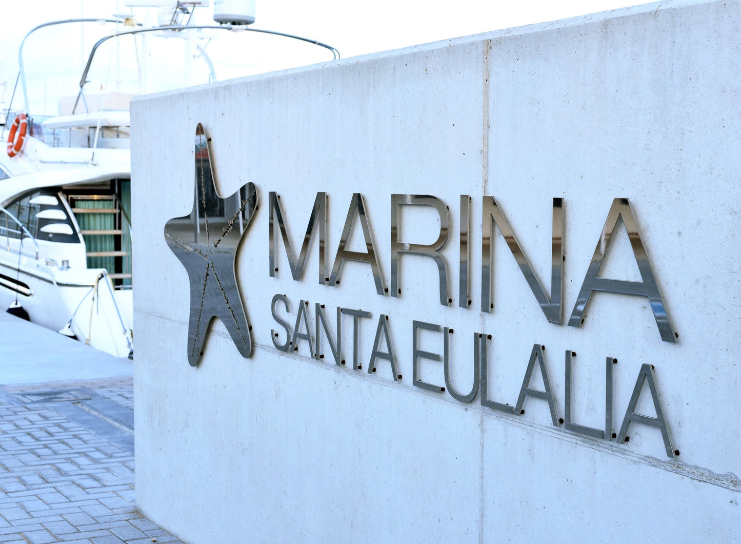 Marina Santa Eulalia, Santa Eulalia del Riu, Spagna: ormeggi e vista sul porto turistico con Eberths.com