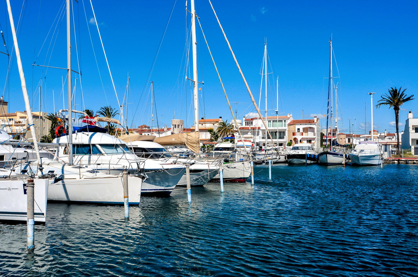 Marina d'Empuriabrava, Roses, España: amarres para barcos y vistas al puerto deportivo con Eberths.com