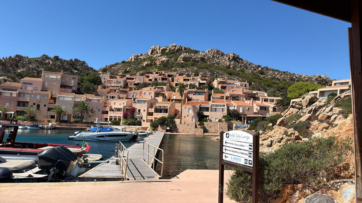 Marina di Porto Massimo (Porto Lungo) en La Maddalena, Italia – amarres para yates y vistas de la marina con Eberths.com