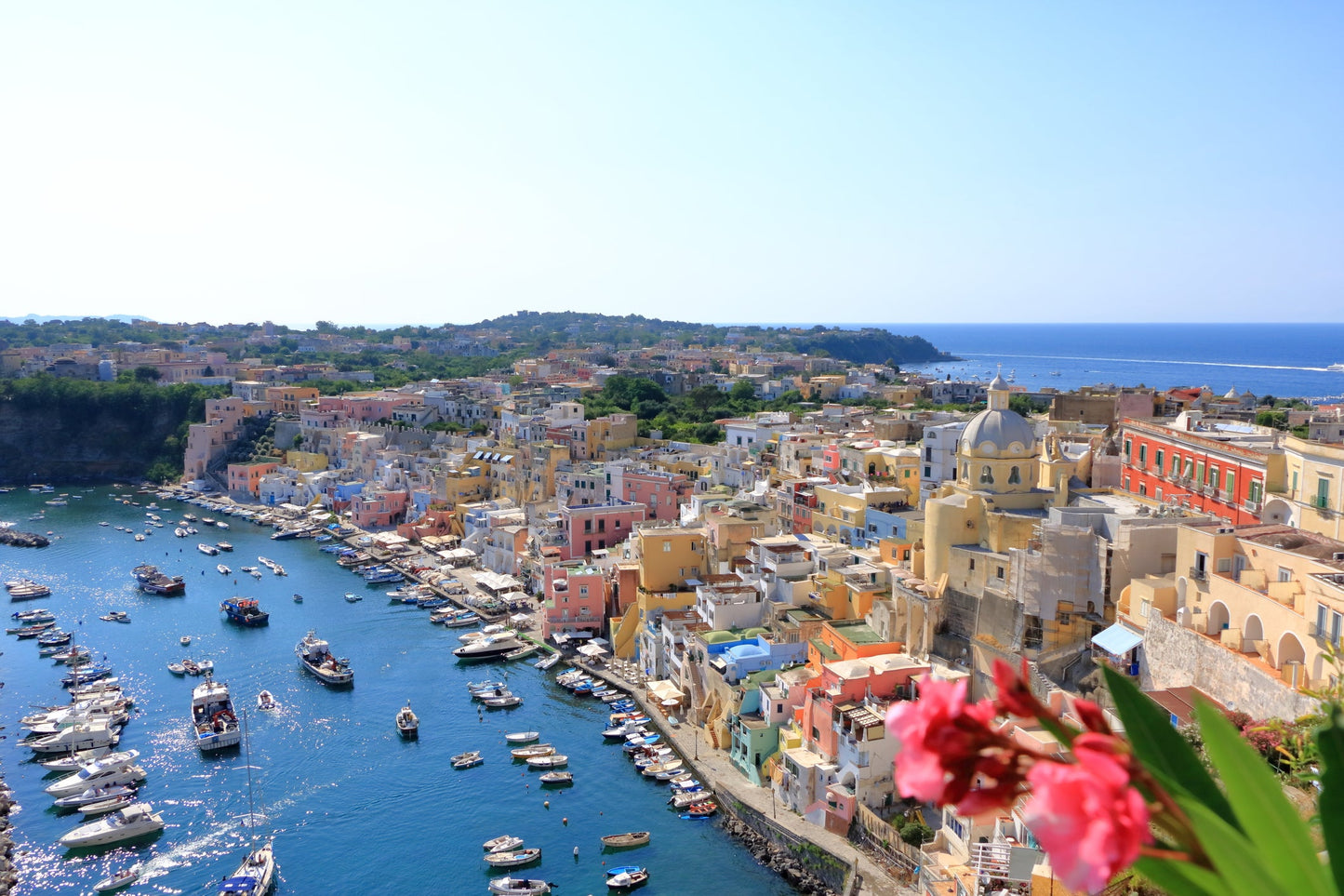 Marina di Procida, Procida, Italia: ormeggi per barche e vista sul porto turistico con Eberths.com
