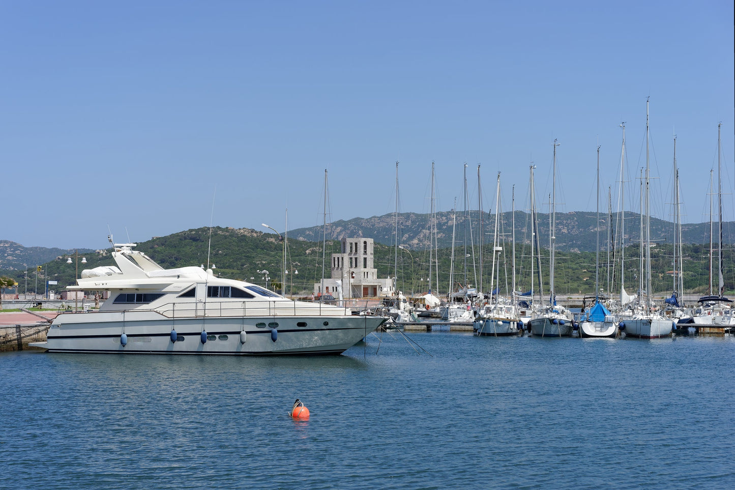 Pontile Albatros - Marina di Cannigione στο Lu Canniscioni, Ιταλία – θέσεις ελλιμενισμού γιοτ και θέα στη μαρίνα με το Eberths.com