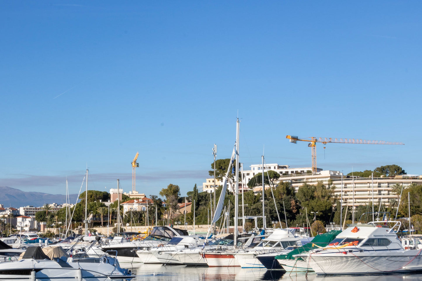 Port Gallice à Juan-les-Pins, France – postes d’amarrage pour bateaux et vue sur le port de plaisance avec Eberths.com