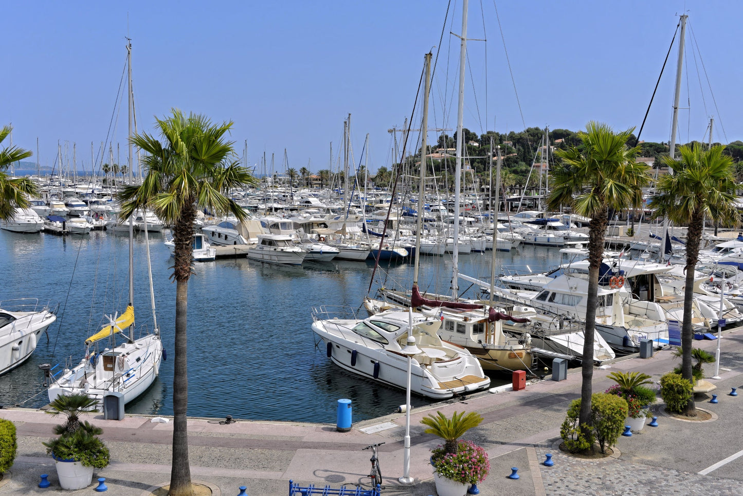 Porto Heraclea Cavalaire sur Mer, Cavalaire sur Mer, Francia: ormeggi e vista sul porto con Eberths.com