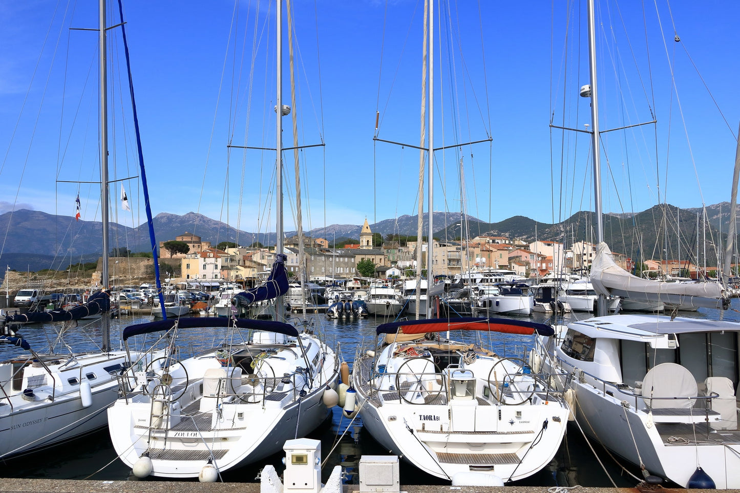 Porto Saint Florent, Corsica, Francia: ormeggi per barche e vista sul porto turistico con Eberths.com