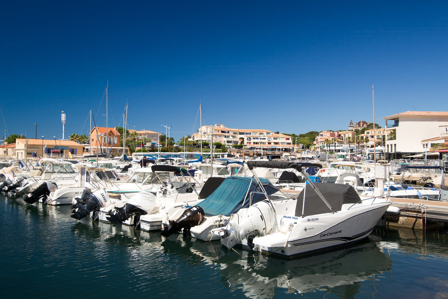Puerto de Sausset les Pins, Sausset les Pins, Francia: amarres y vistas al puerto deportivo con Eberths.com