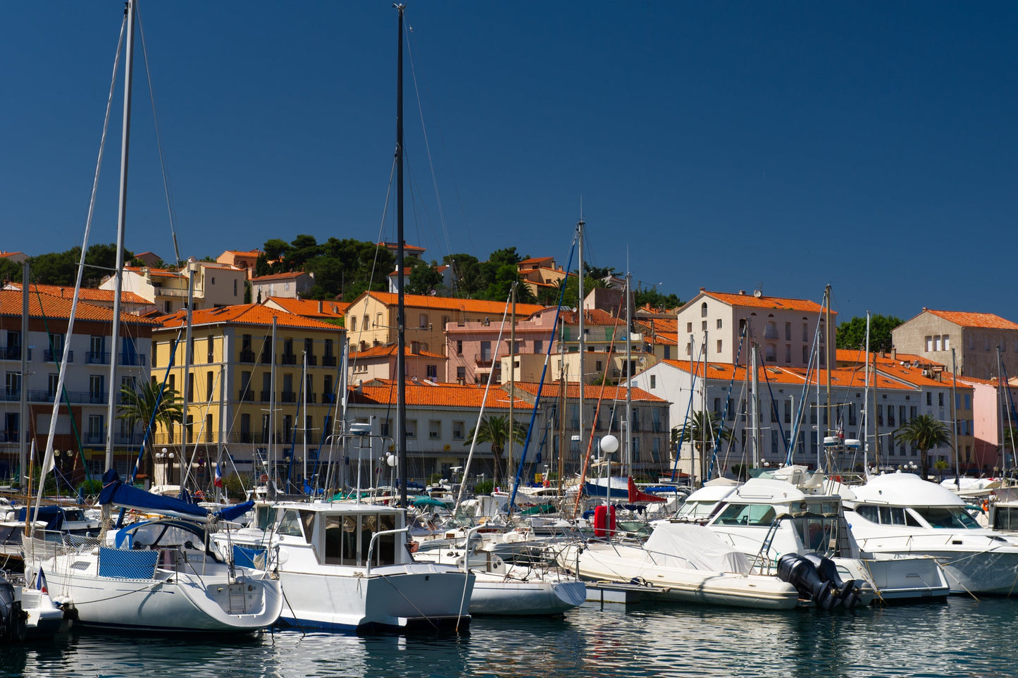 Porto Vendres, Port Vendres, Francia: ormeggi per barche e vista sul porto turistico con Eberths.com