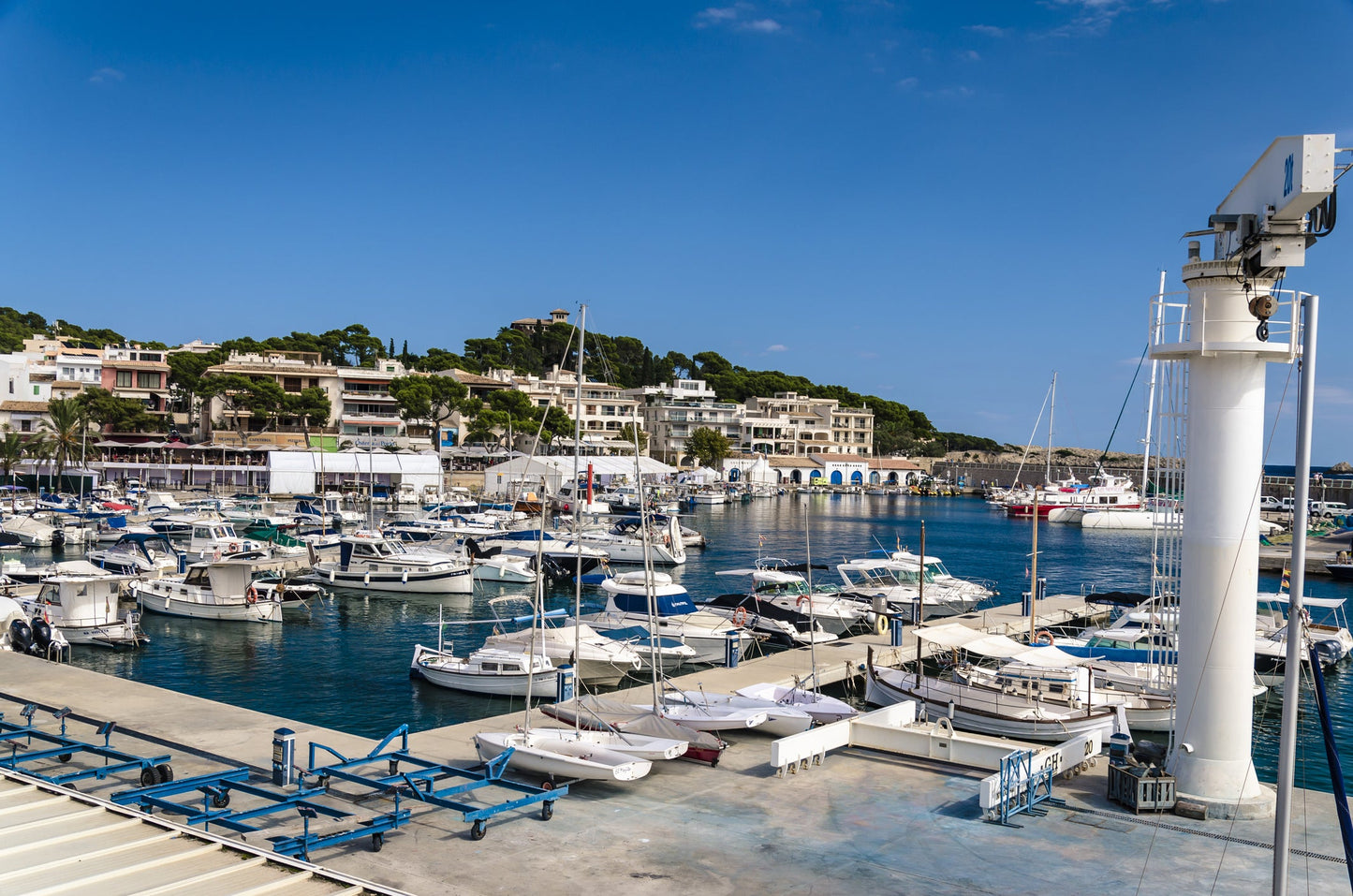 Porto Cala Ratjada, Cala Ratjada, Spagna: ormeggi per barche e vista sul porto turistico con Eberths.com