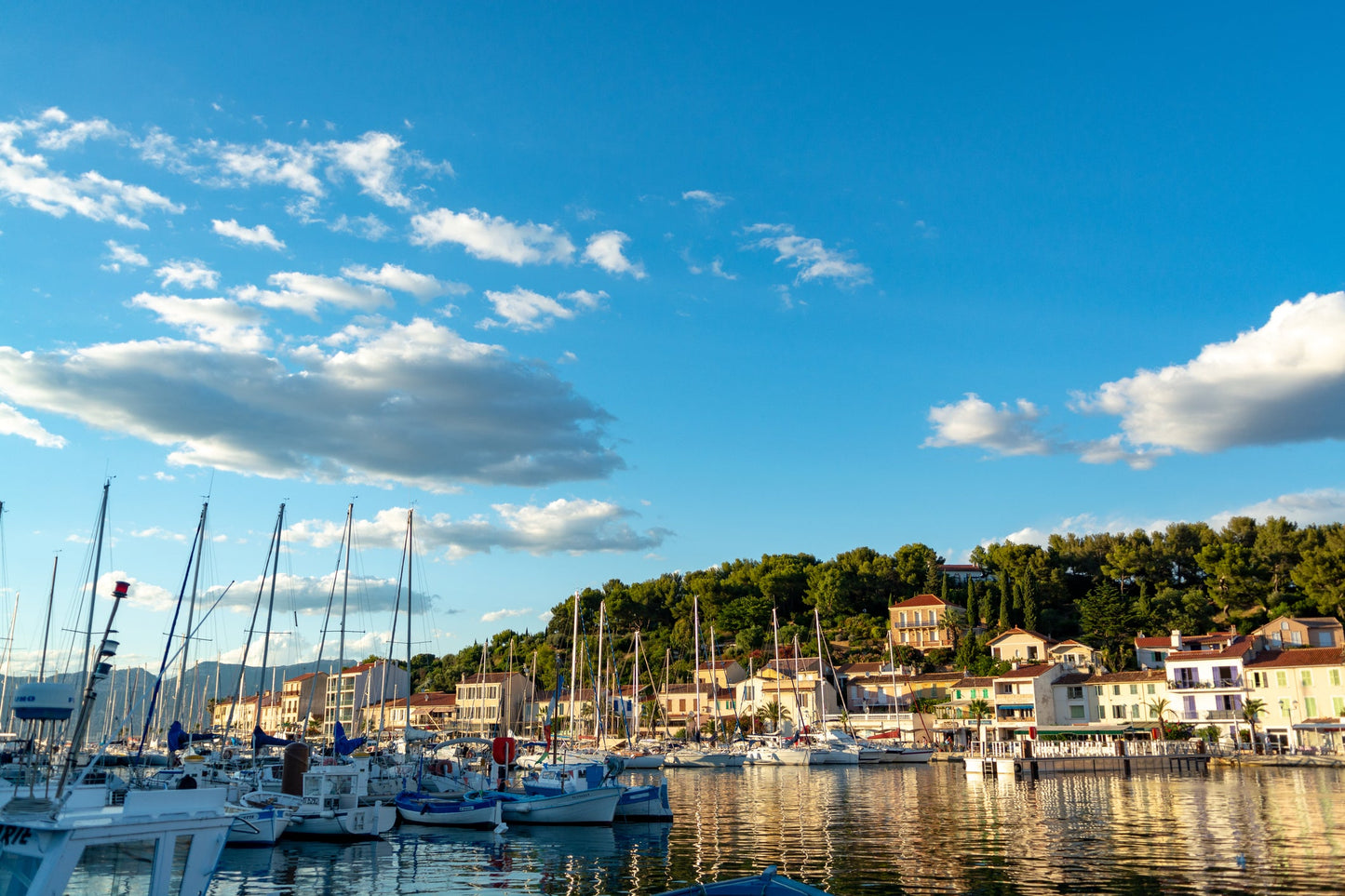Port de St. Mandrier sur Mer in Saint-Mandrier-sur-Mer, France – yacht berths and marina view with Eberths.com
