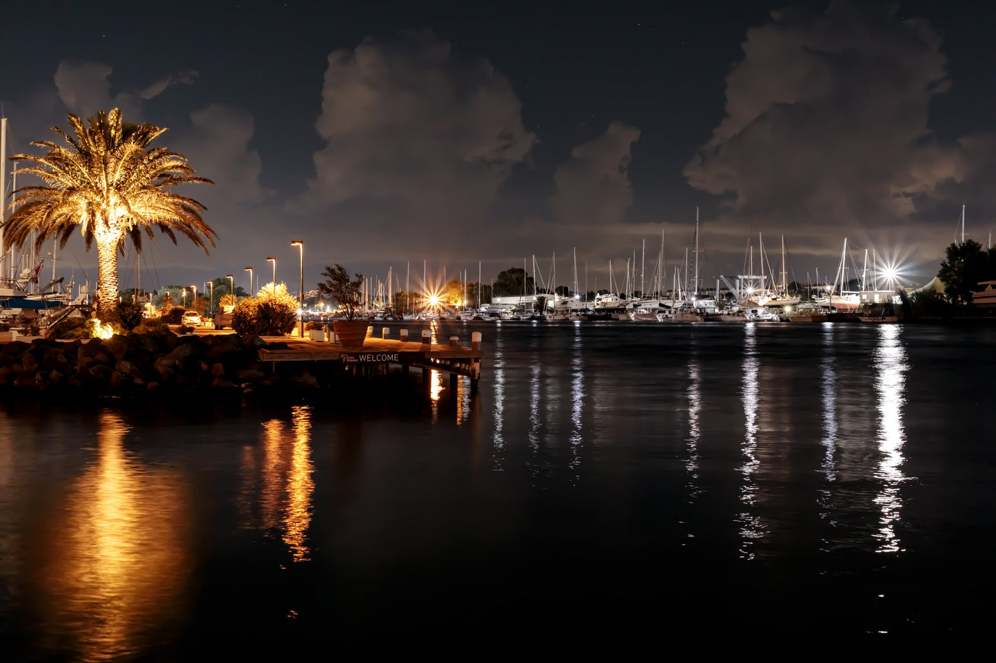 Porto Romano, Porto Vecchio, Ventotene, Italia: ormeggi e vista sul porto turistico con Eberths.com
