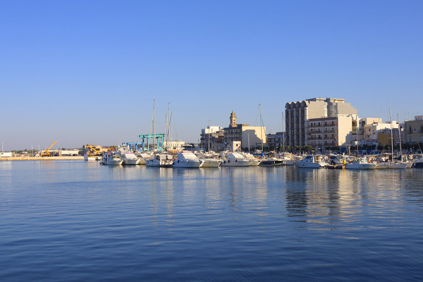 Porto di Mola di Bari, Mola di Bari, Italia: ormeggi per barche e vista sul porto turistico con Eberths.com