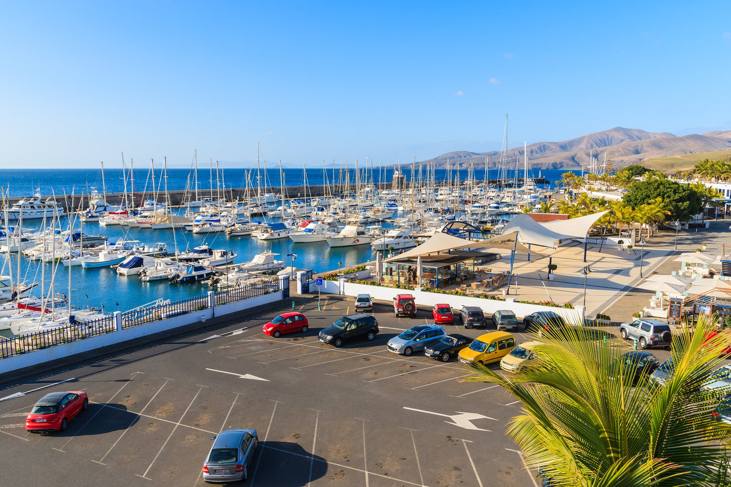 Puerto Calero, Lanzarote, España: amarres y vistas al puerto deportivo con Eberths.com