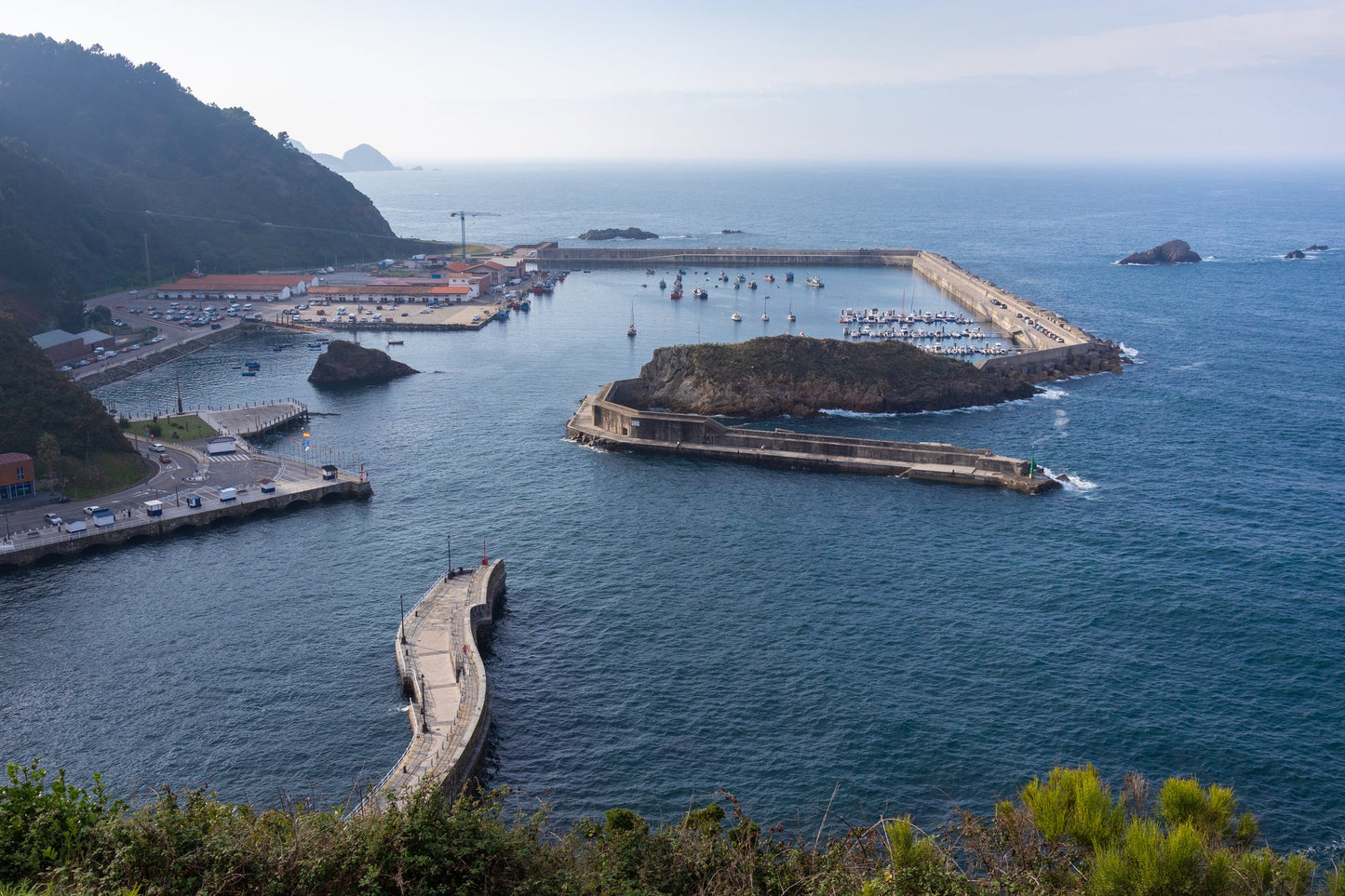 Porto Cudillero, Cudillero, Spagna: ormeggi per barche e vista sul porto turistico con Eberths.com