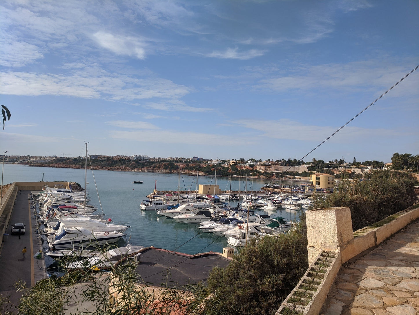 Porto Cabo Roig, Alteav, Spagna: ormeggi per barche e vista sul porto turistico con Eberths.com