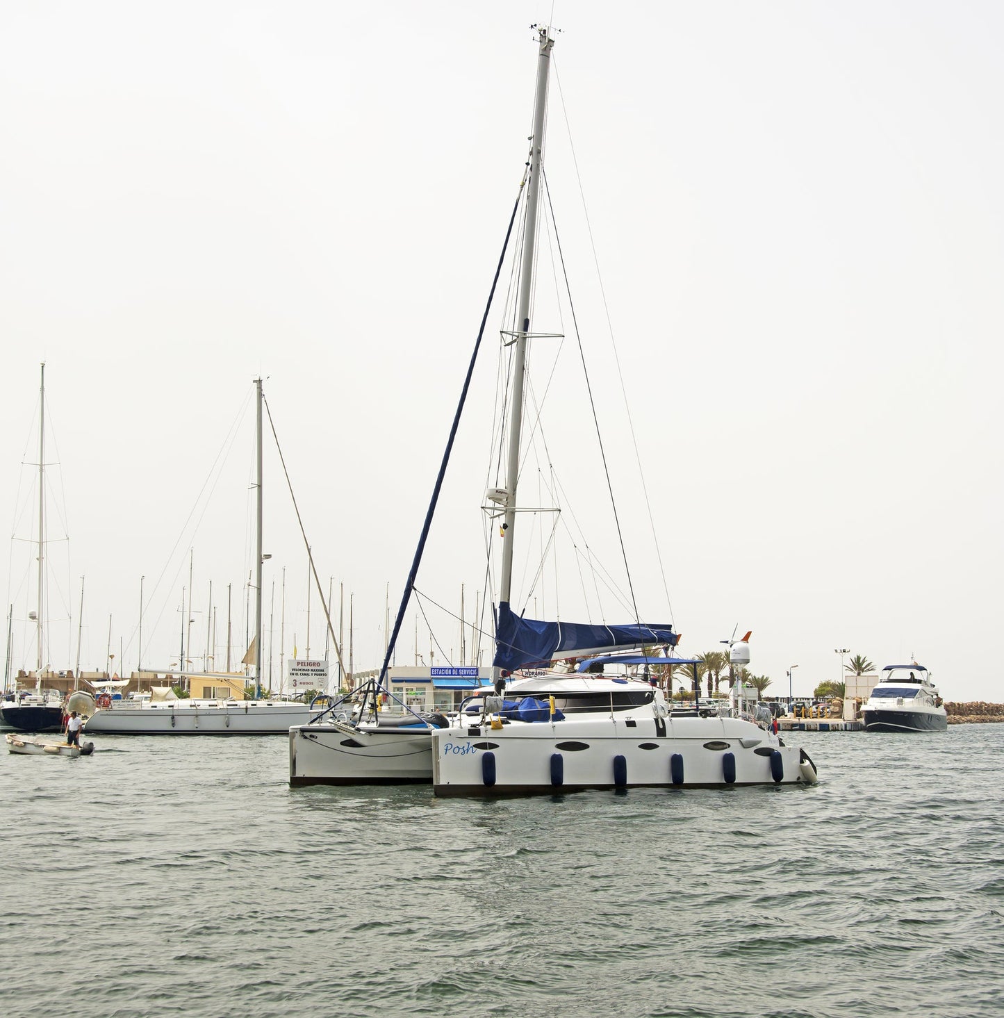 Porto Tomas Maestre, La Manga del Mar Menor, Spagna: ormeggi e vista sul porto turistico con Eberths.com