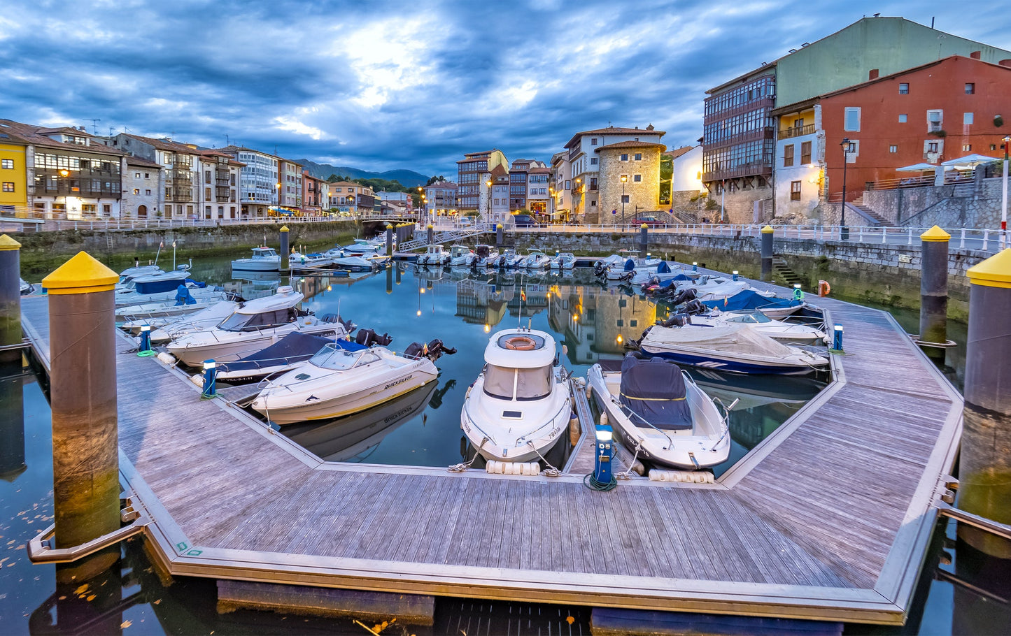 Puerto de Llanes, Llanes, España: amarres para barcos y vistas al puerto deportivo con Eberths.com
