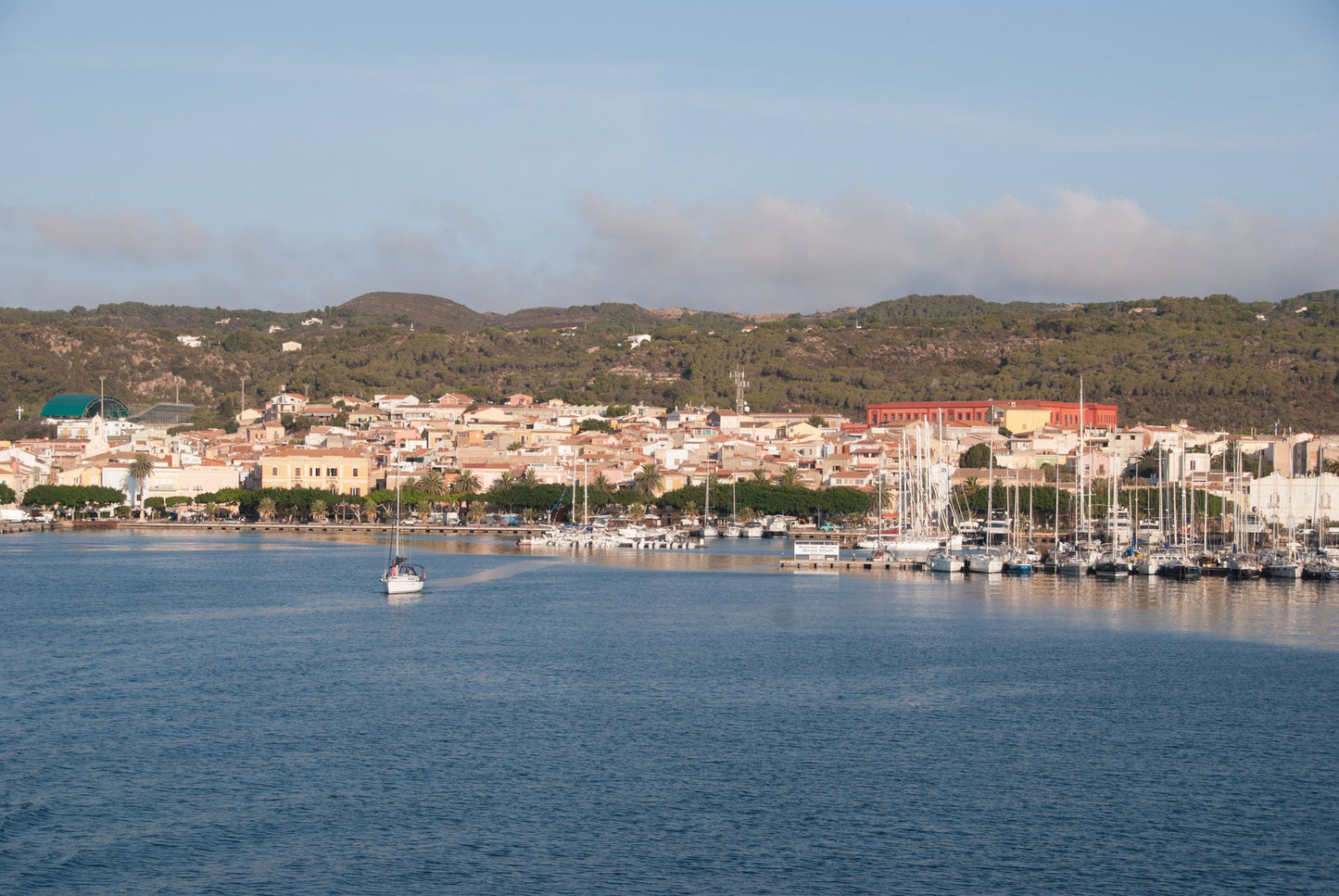 Service Yacht Carloforte, Carloforte, Sardegna: ormeggi per barche e vista sul porto turistico con Eberths.com