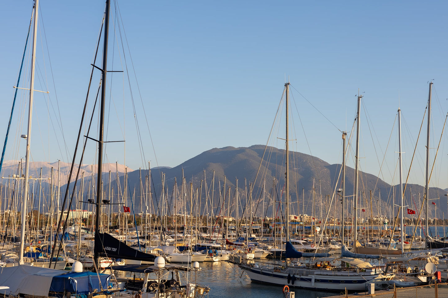 Setur Finike Marina, Finike, Turchia: ormeggi per barche e vista sul porto turistico con Eberths.com