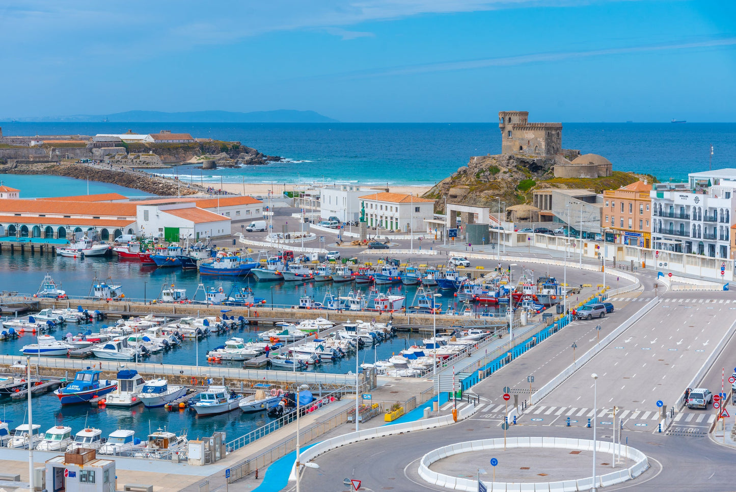 Puerto de Tarifa, Tarifa, España: amarres para barcos y vistas al puerto deportivo con Eberths.com