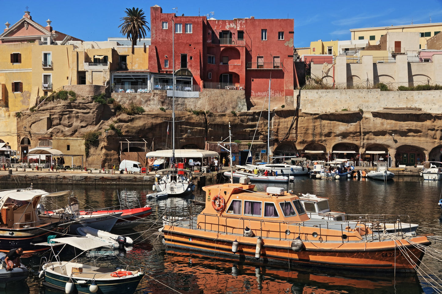 Porto Romano, Fiumicino, Italia: ormeggi per barche e vista sul porto turistico con Eberths.com