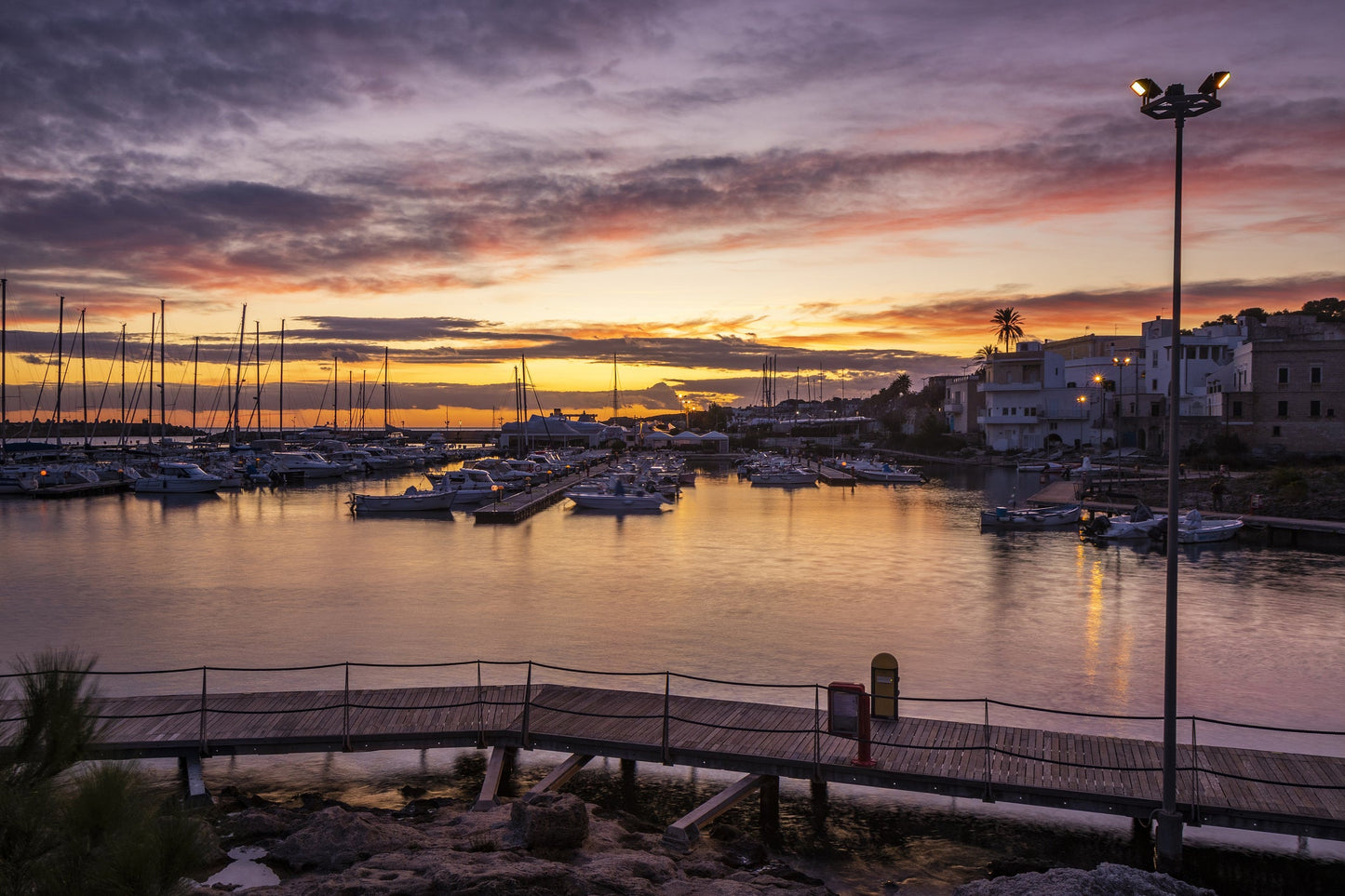Porto Santa Maria di Leuca, Santa Maria di Leuca, Italia: ormeggi e vista sul porto con Eberths.com
