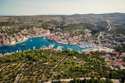 ACI Marina Milna, Milna, Croacia: amarres para barcos y vistas al puerto deportivo con Eberths.com