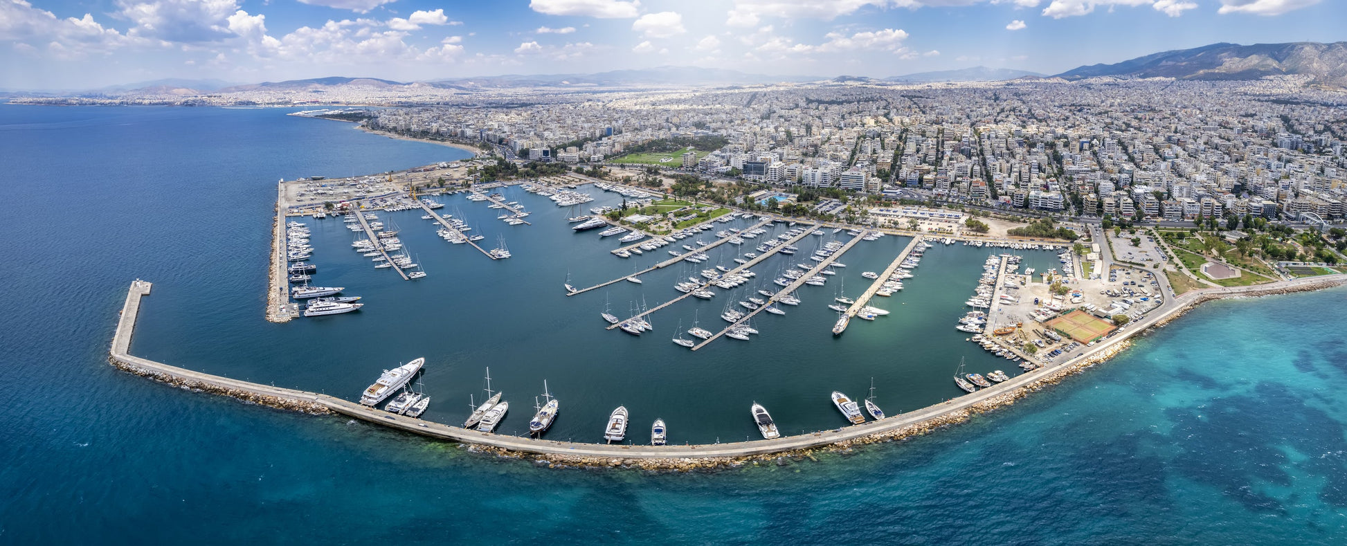 Alimos Marina, Atene, Grecia: ormeggi per barche e vista sul porto turistico con Eberths.com
