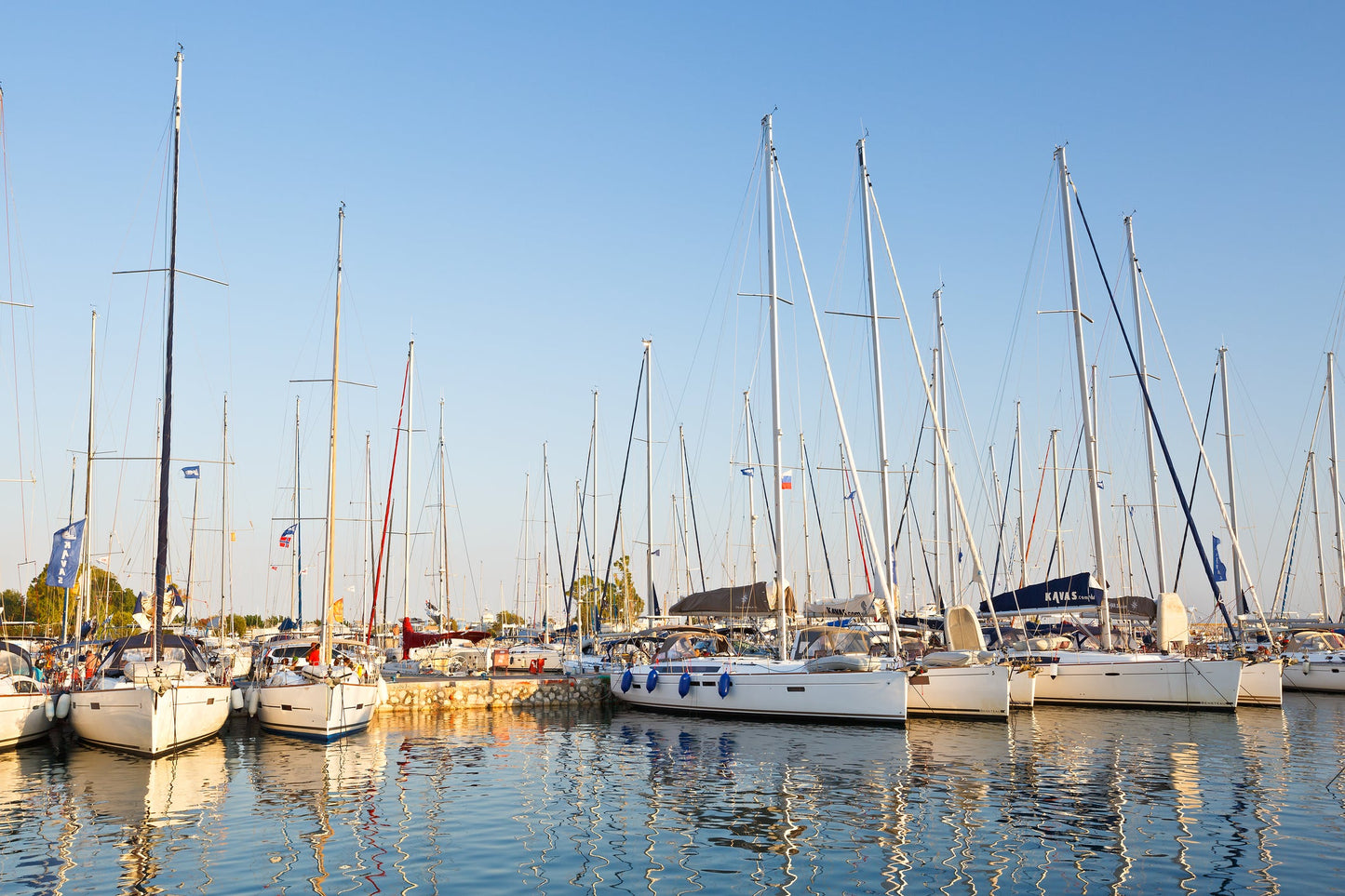 Alimos Marina, Atene, Grecia: ormeggi per barche e vista sul porto turistico con Eberths.com