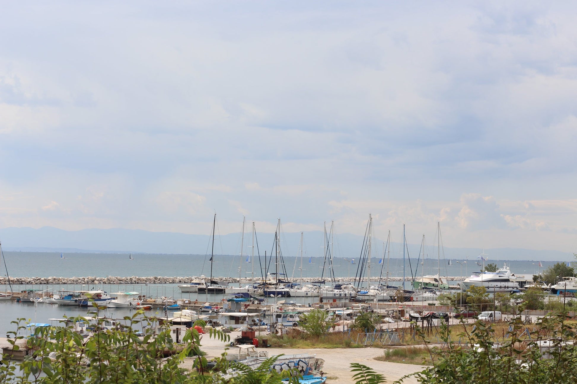 Aretsou Marina Thessaloniki, Kalamaria, Grecia: ormeggi e vista sul porto turistico con Eberths.com