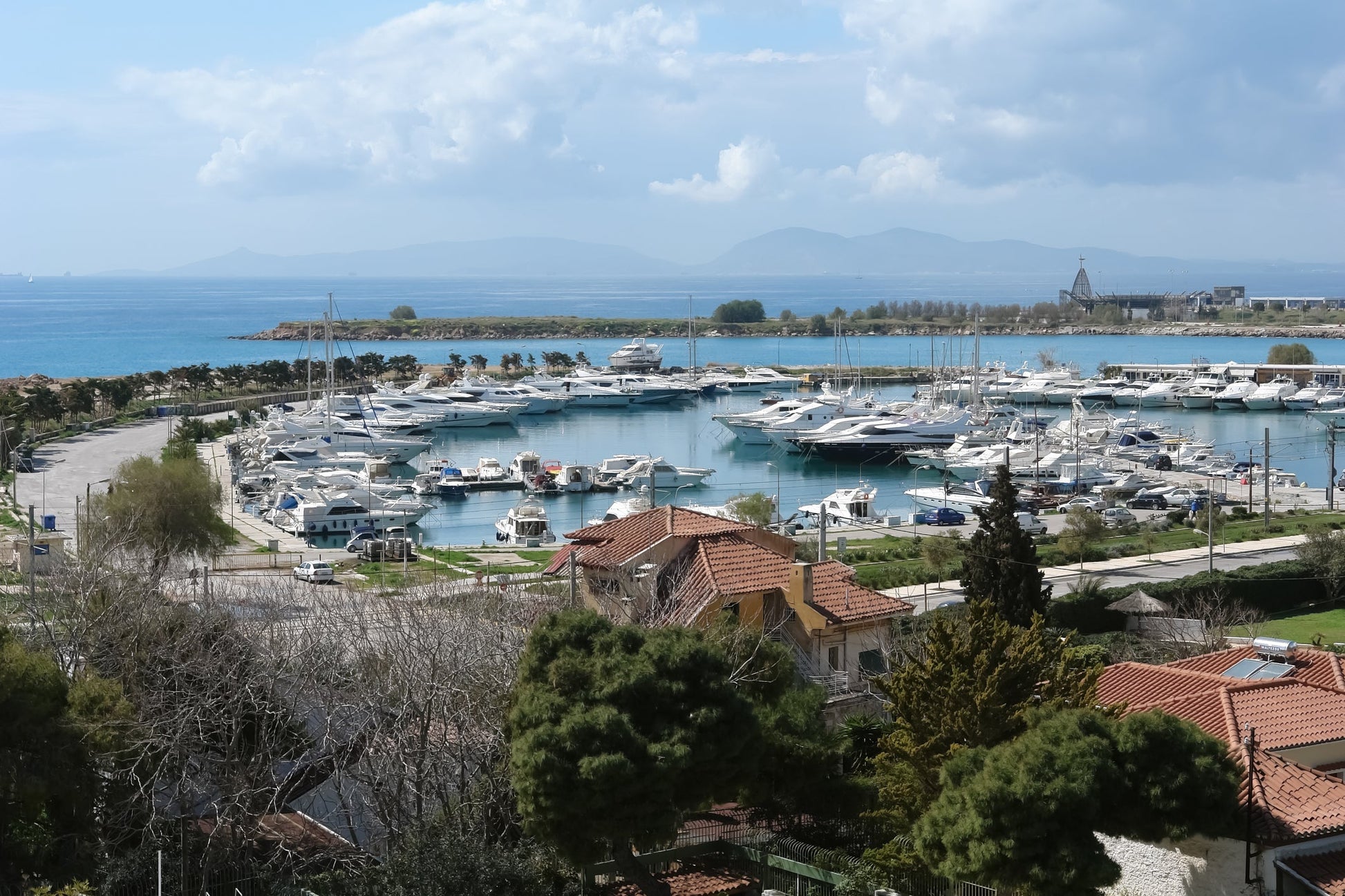 Astir Marina Vouliagmeni, Atene, Grecia: ormeggi per barche e vista sul porto turistico con Eberths.com